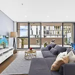 Urban Bliss 3Br Retreat - Split Level, Views, Parking