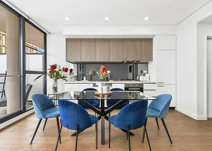 Urban Bliss 3Br Retreat - Split Level, Views, Parking