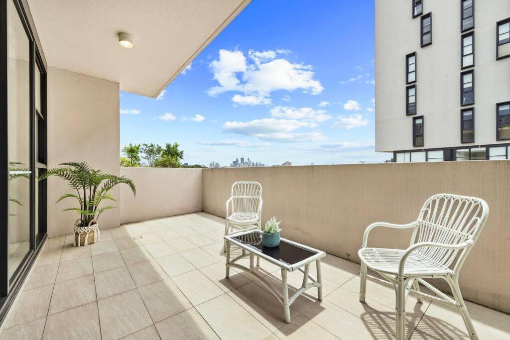 Urban Bliss 3br Retreat - Split Level, Views, Parking Apartment