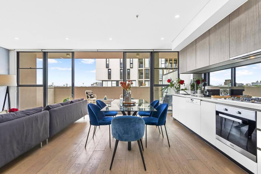 Urban Bliss 3br Retreat - Split Level, Views, Parking *