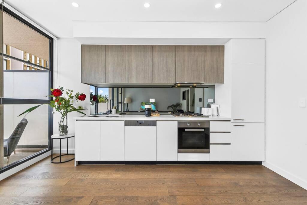 Urban Bliss 3br Retreat - Split Level, Views, Parking