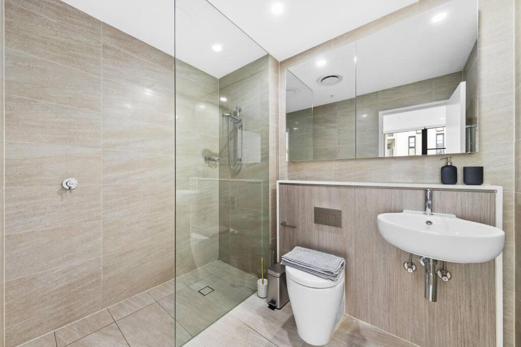 Urban Bliss 3br Retreat - Split Level, Views, Parking *